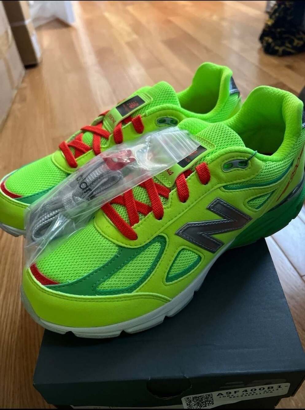 New Balance 990v4 Festive Size 6.5 Green Sneakers